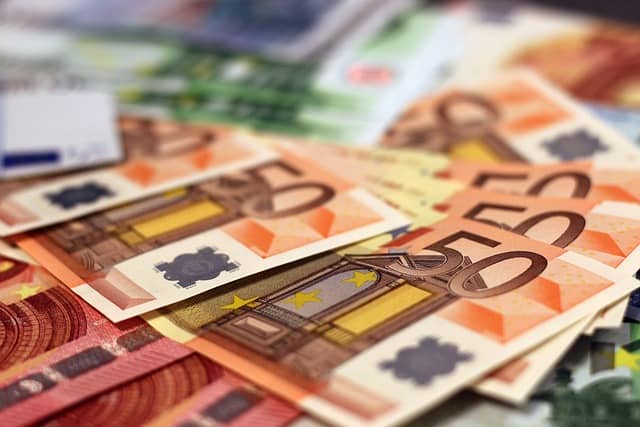 美联储降息推迟至2025年？下半年金价高位震荡